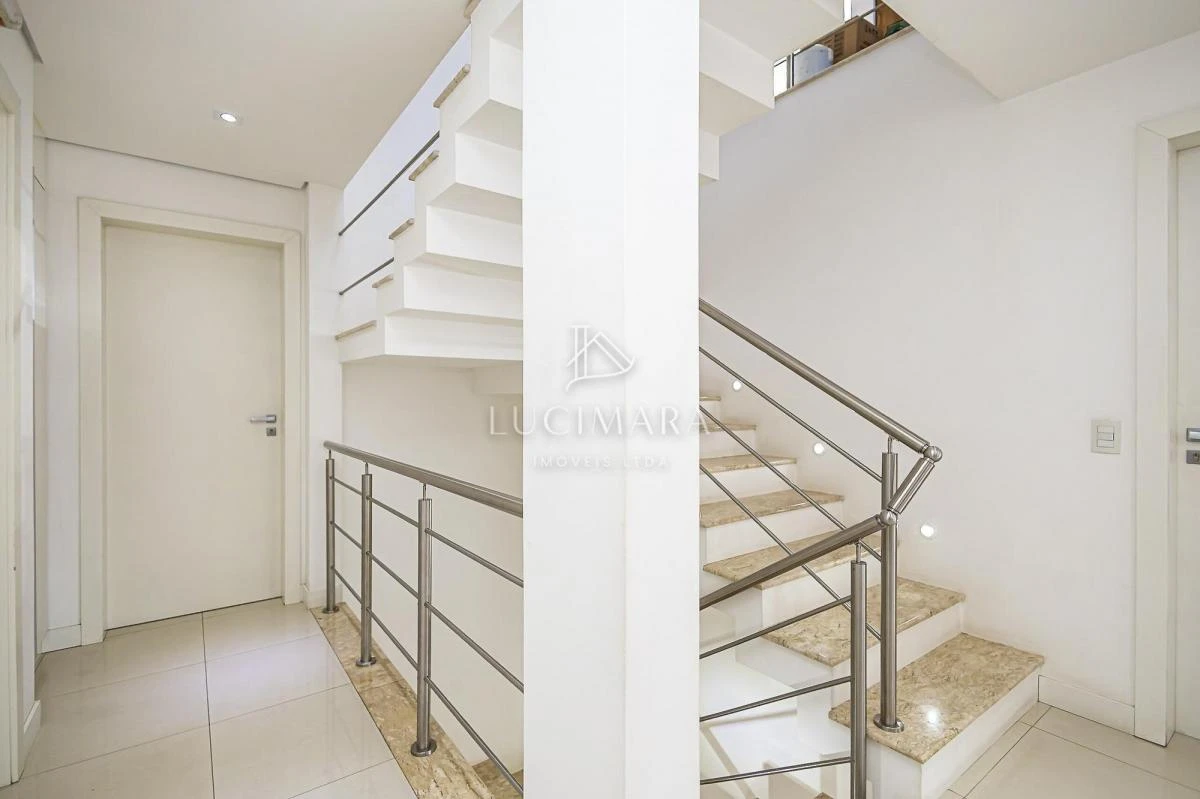Bathtub in a 4-bedroom house, 400 m² — photo 46