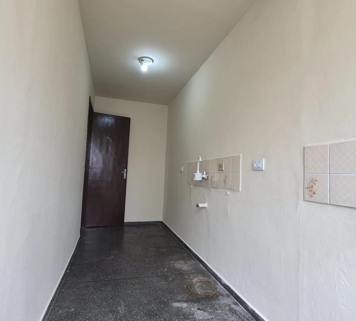 2-bedroom apartment with wood or laminate floors in Curitiba — photo 2