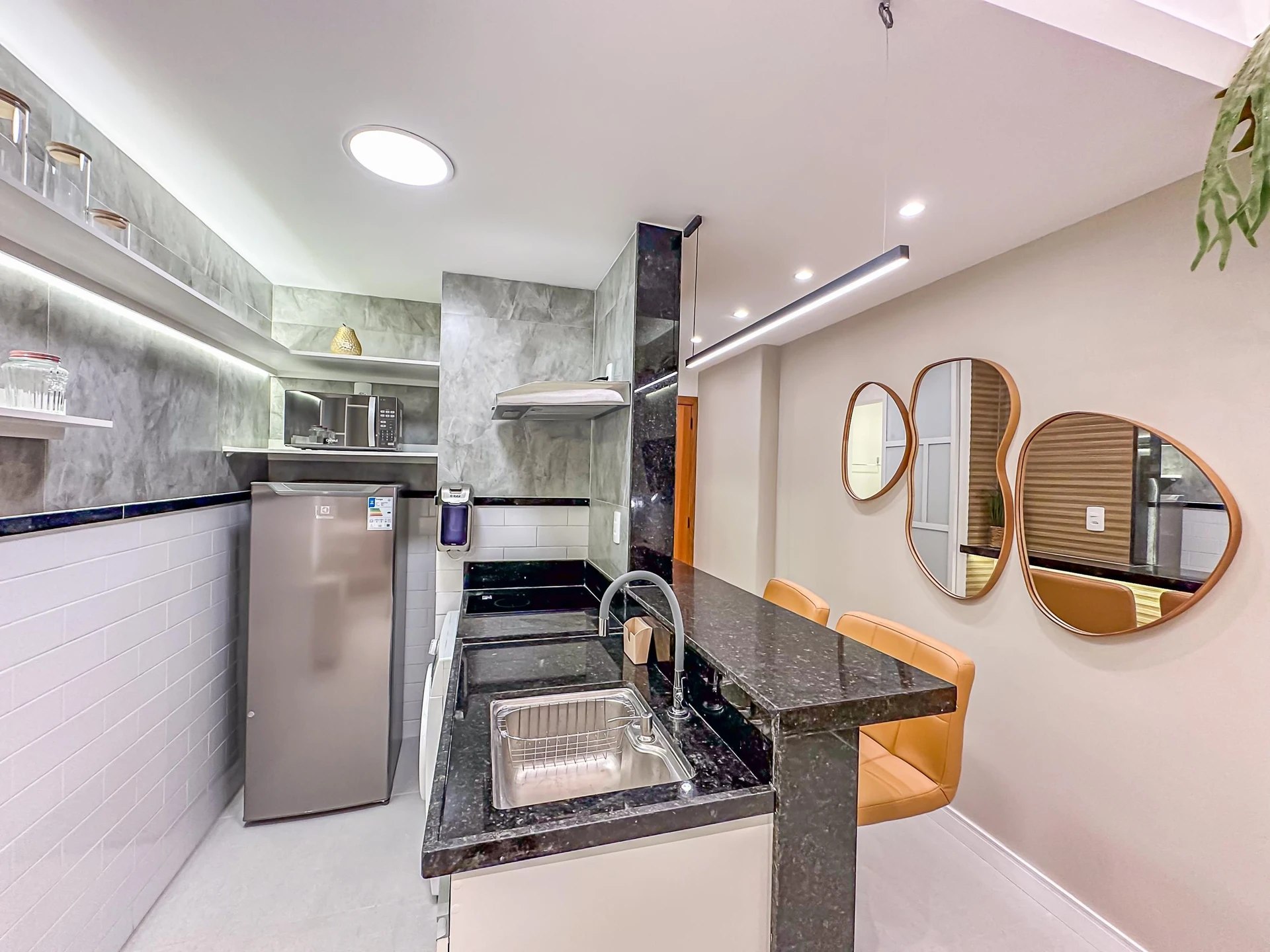 Furnished 1-bedroom apartment with an open-plan kitchen — photo 16