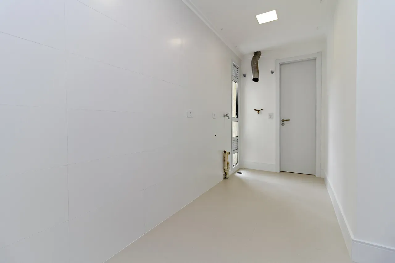 Balcony with a grill in a 4-bedroom apartment, 158 m² — photo 10