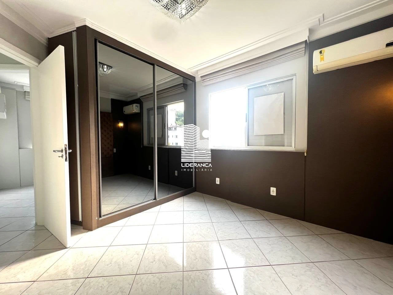 Furnished apartment, 125 m², with a glass-enclosed balcony — photo 19