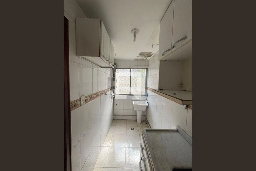 3-bedroom apartment in a building with a pool — photo 5