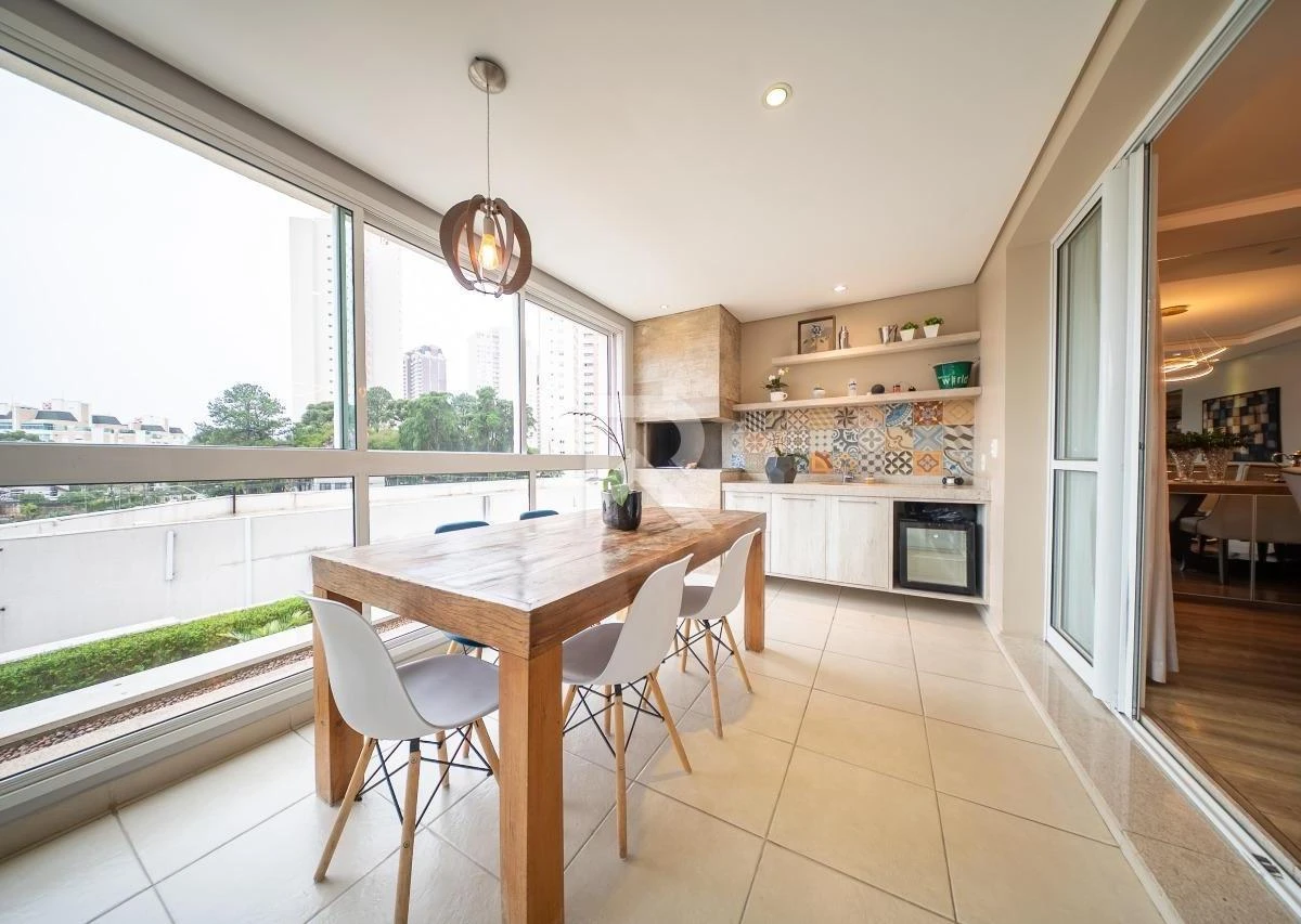 Glass-enclosed balcony in a 3-bedroom apartment, 166 m² — photo 36