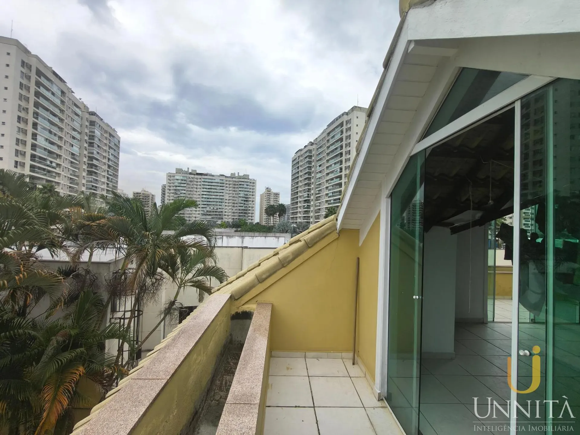 750 m² house with a grill on the balcony and a bathtub — photo 26
