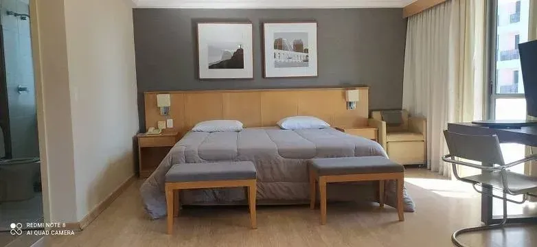 Furnished 1-bedroom apartment with glass-enclosed shower — photo 3