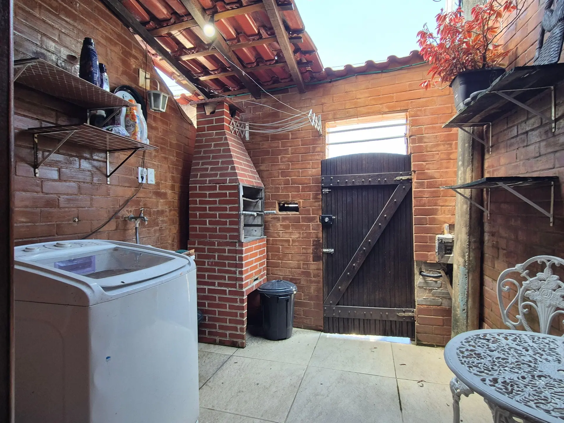 Furnished house with 2 bedrooms, 1 en-suite, no parking — photo 5