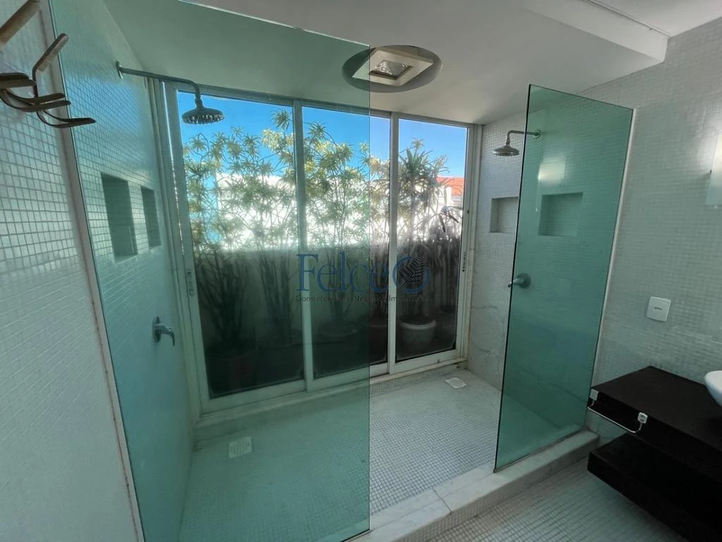 Penthouse apartment with 4 en-suite suites — photo 24