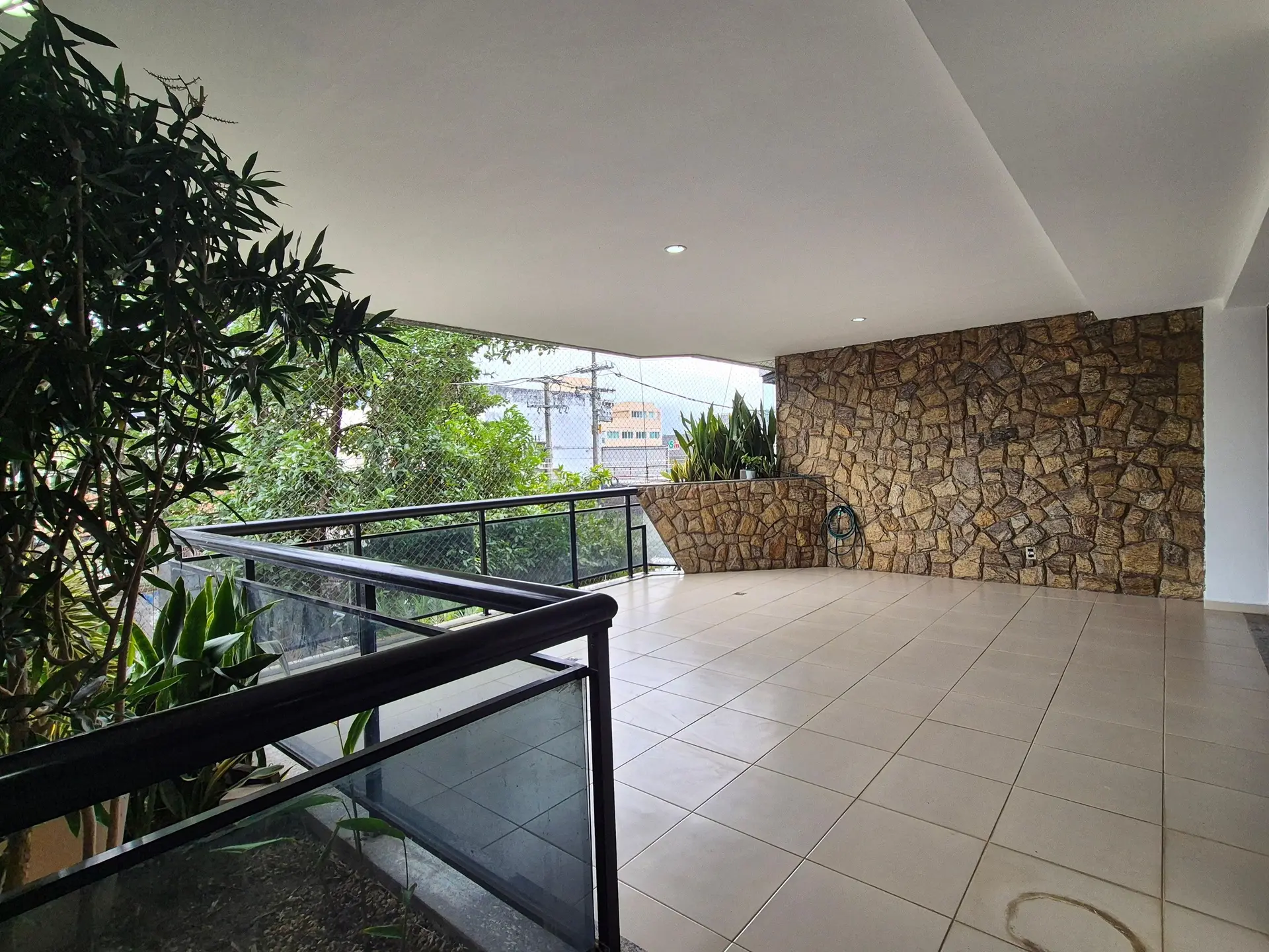 4-bedroom apartment with 3 bathrooms and a balcony — photo 25