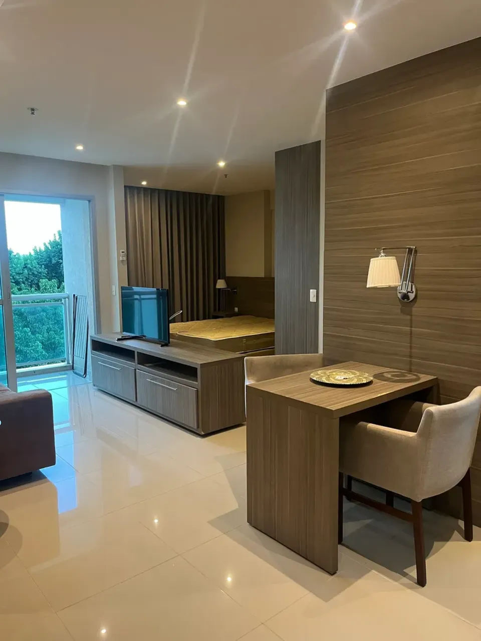 Furnished 1-bedroom apartment with open-plan kitchen — photo 4