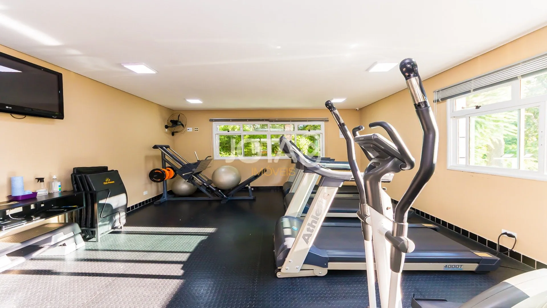 3-bedroom apartment in a building with a gym — photo 18