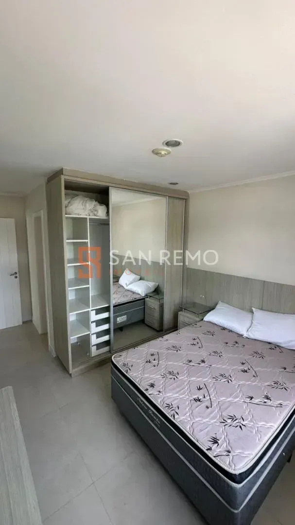 Furnished top-floor unit with 2 bedrooms and glass balcony — photo 4