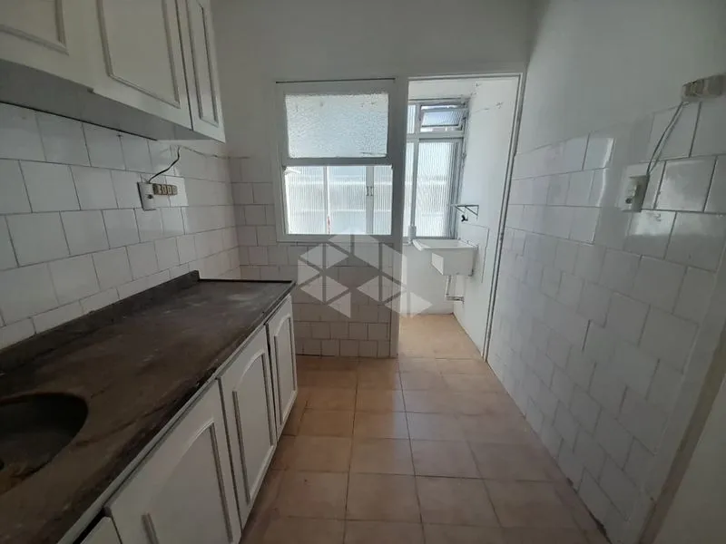 2-bedroom apartment with wood or laminate floors — photo 2