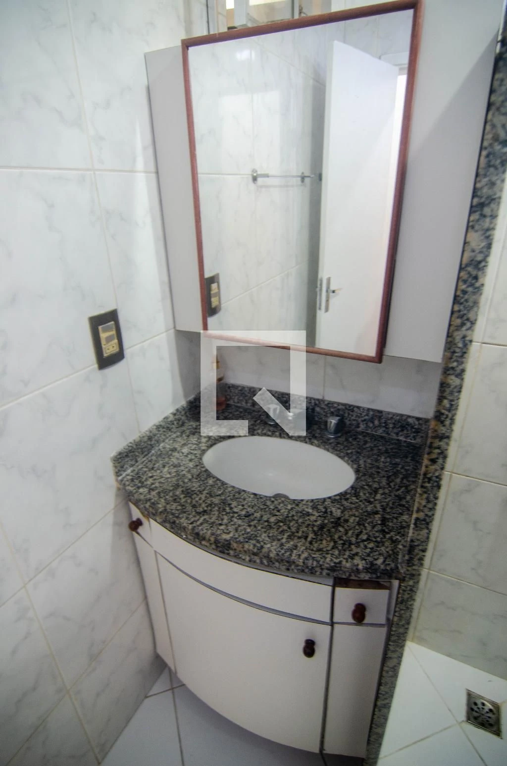 Квартира з 3 спальнями та дерев'яною підлогою або ламінатом — photo 30