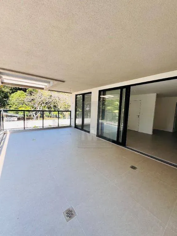 Modern house with 5 en-suite bedrooms and air conditioning — photo 30