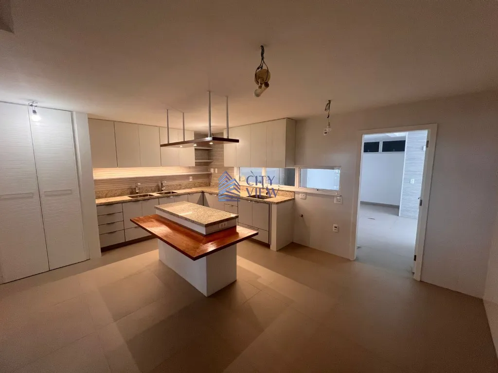4-bedroom apartment with 5 bathrooms and a balcony — photo 25