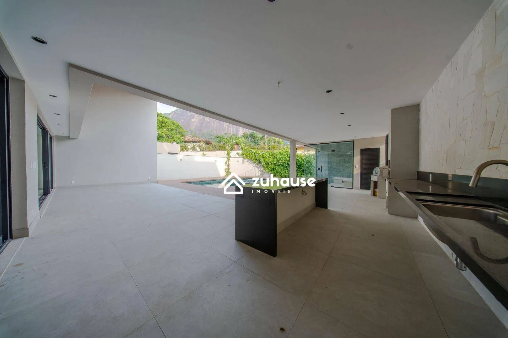 House with 5 bedrooms and an open-plan kitchen — photo 10