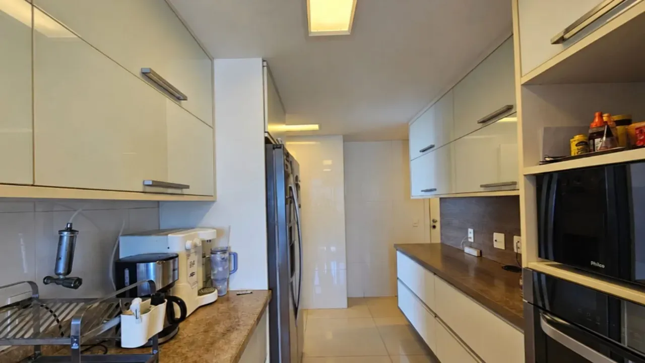 Balcony with a grill in a 3-bedroom apartment, 250 m² — photo 19