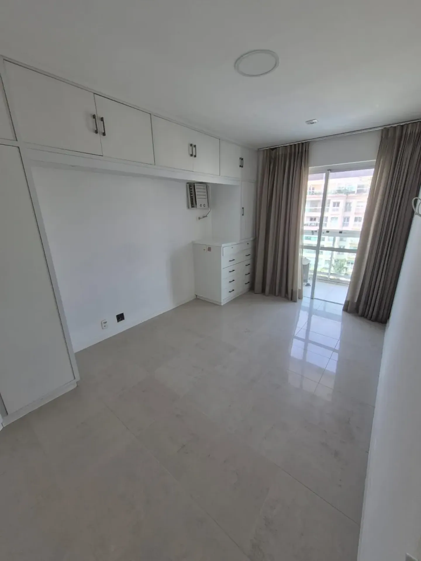 3-bedroom apartment with a walk-in closet — photo 3