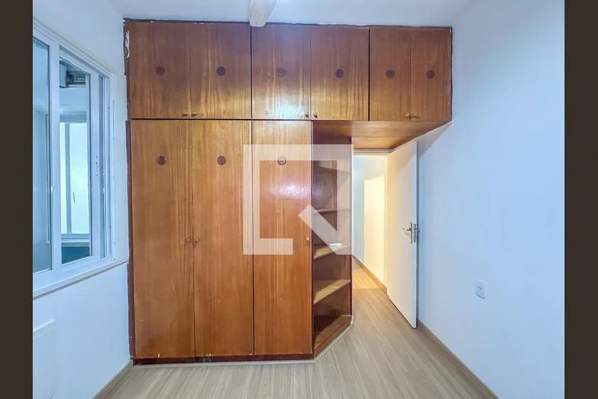 Apartamento de 2 quartos com piso de madeira ou laminado — photo 6