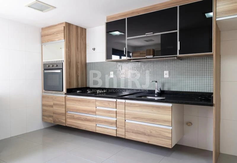 3-bedroom apartment in a building with a pool — photo 27