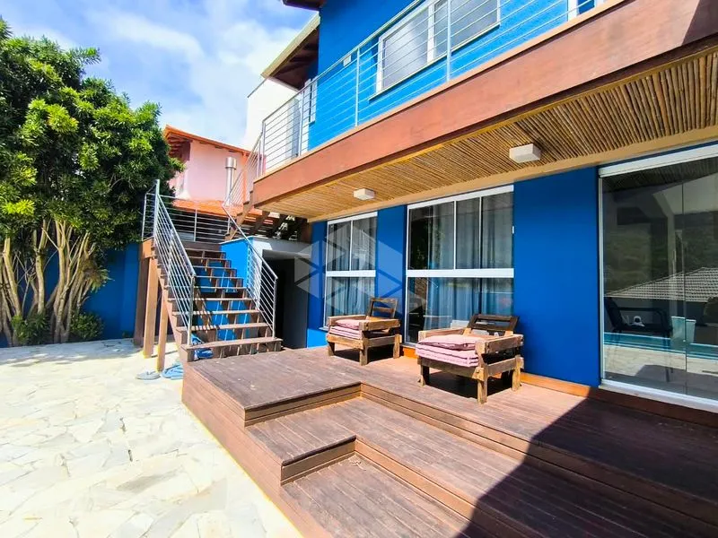 4-bedroom house with floor-to-ceiling windows — photo 5