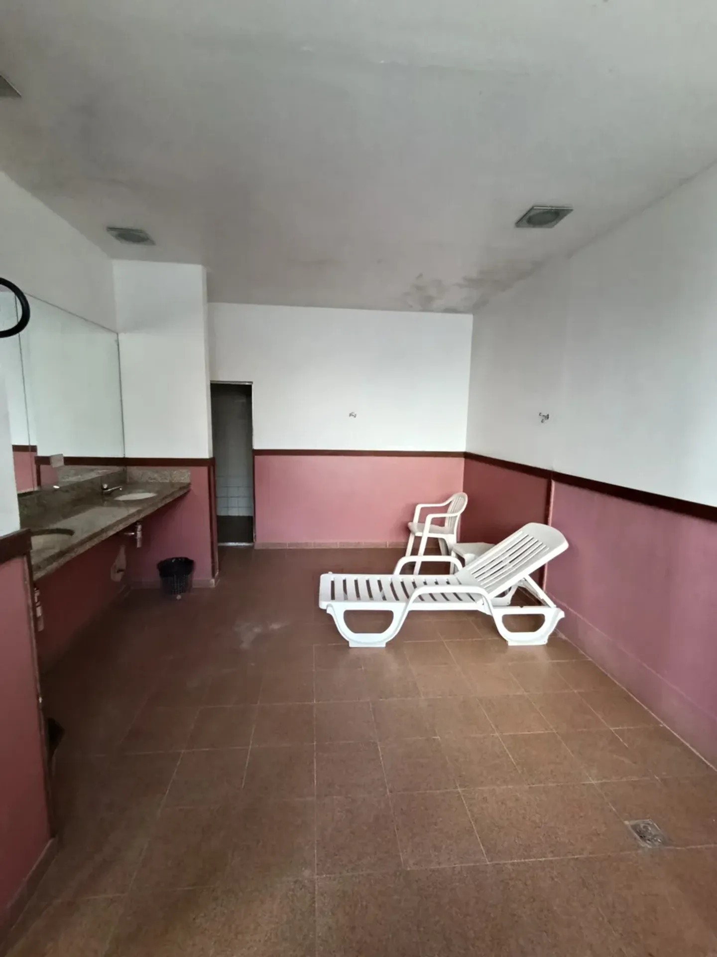 Unfurnished 2-bedroom apartment with a balcony — photo 24