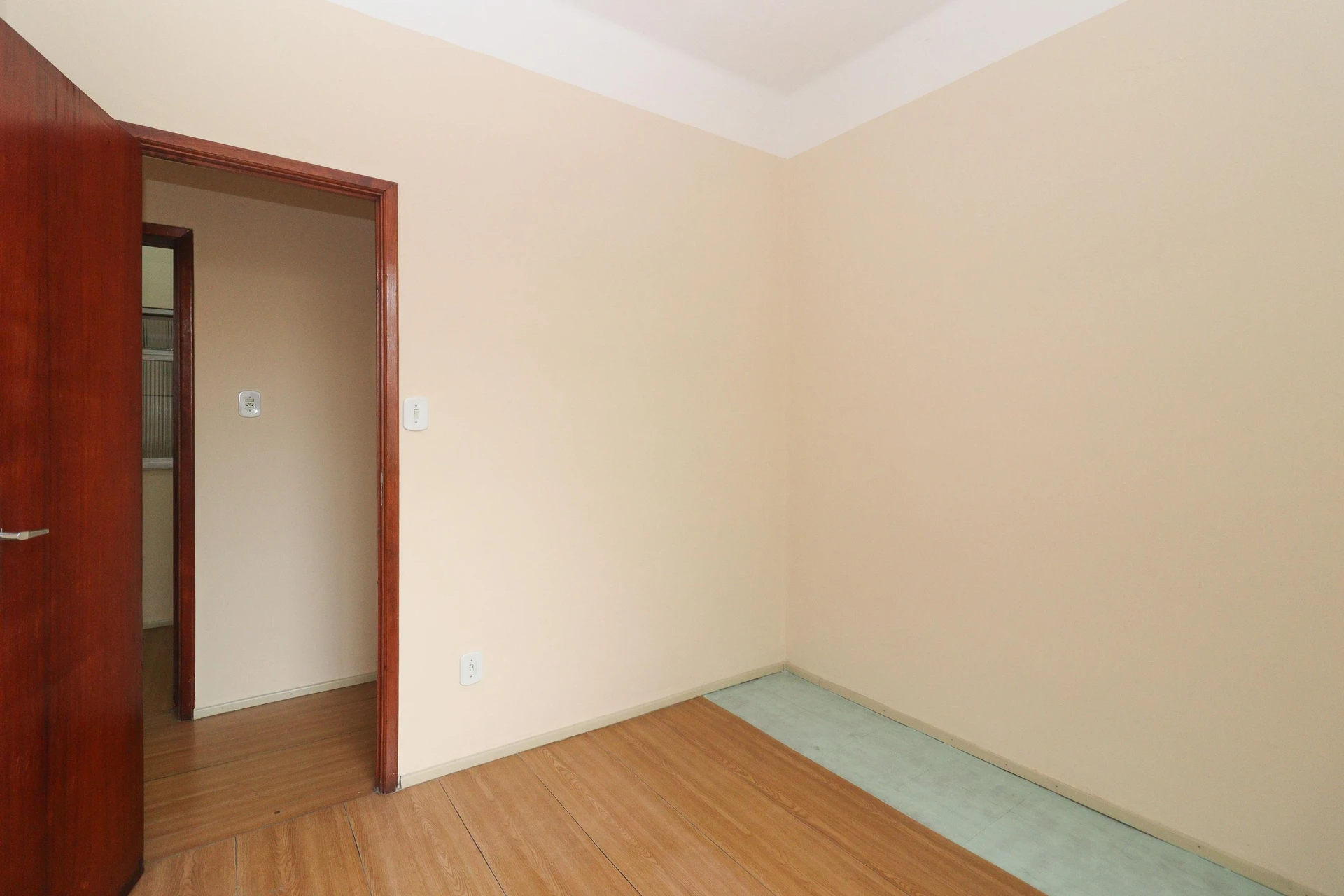 Квартира з 2 спальнями та дерев'яною підлогою або ламінатом — photo 25