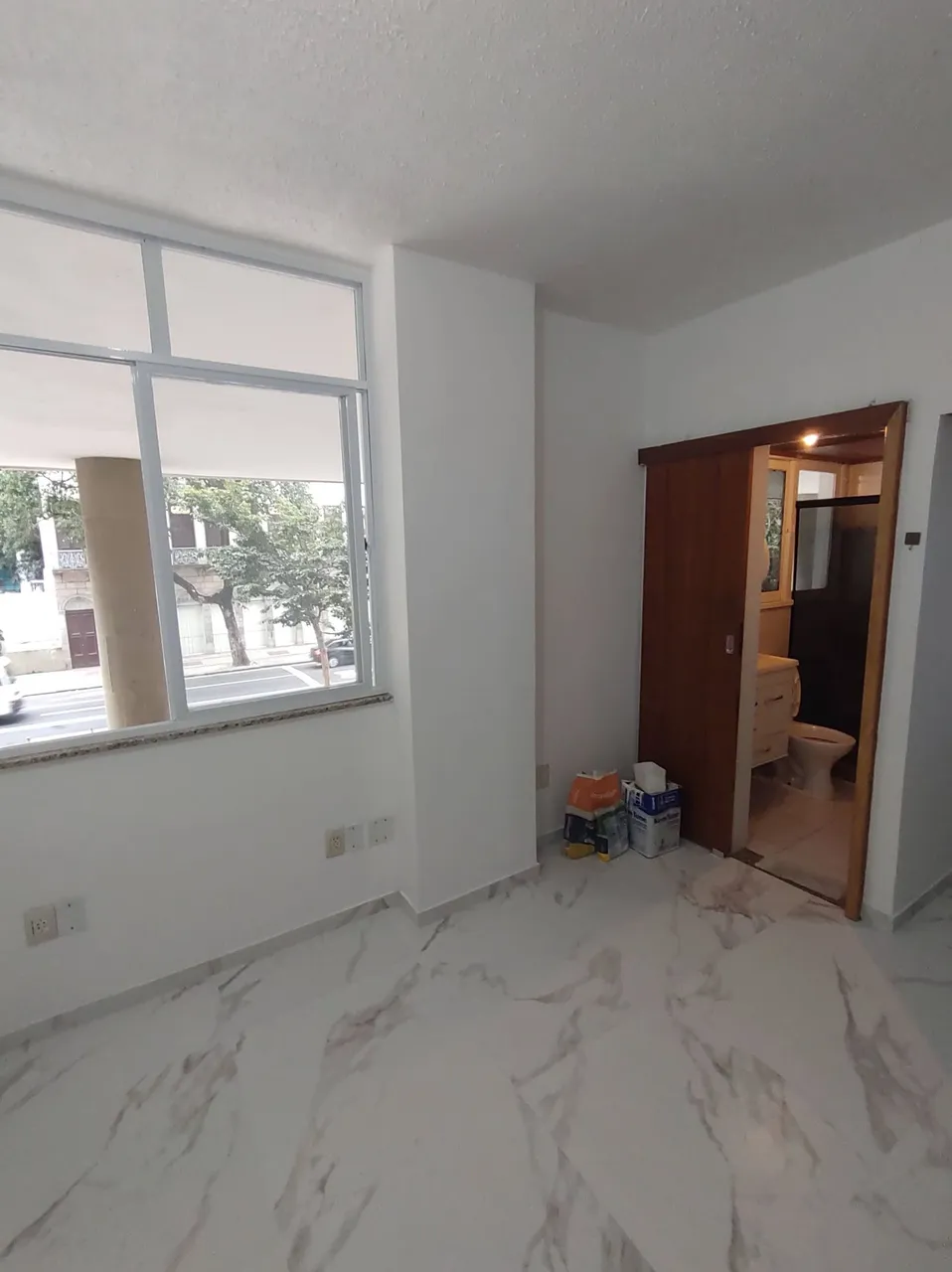 Kitnet con sala y dormitorio separados, sin parking
