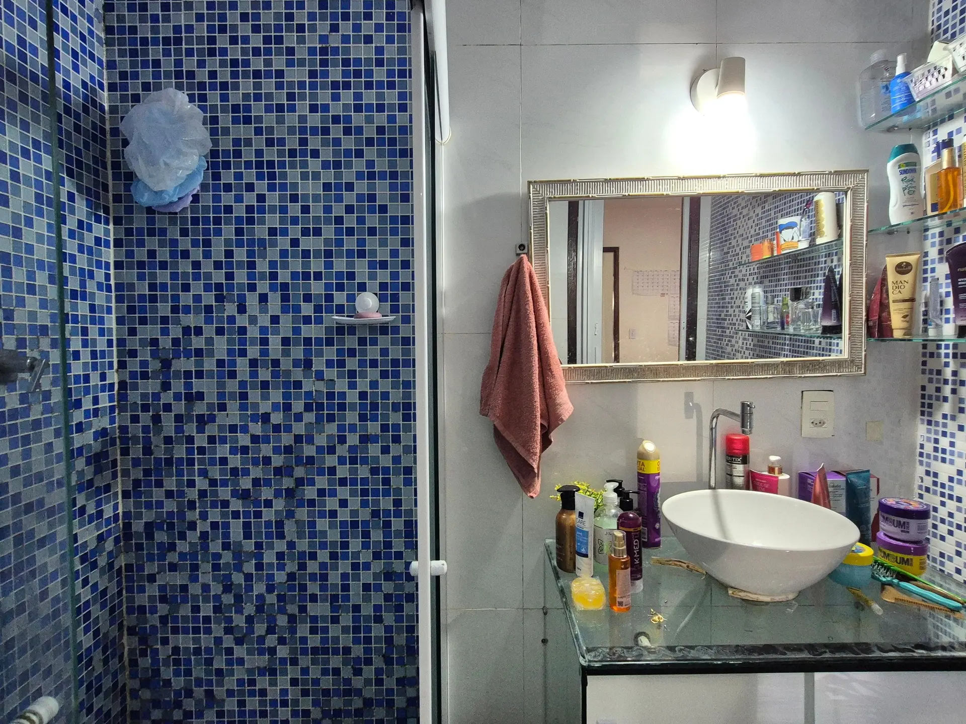 Furnished house with 2 bedrooms, 1 en-suite, no parking — photo 2