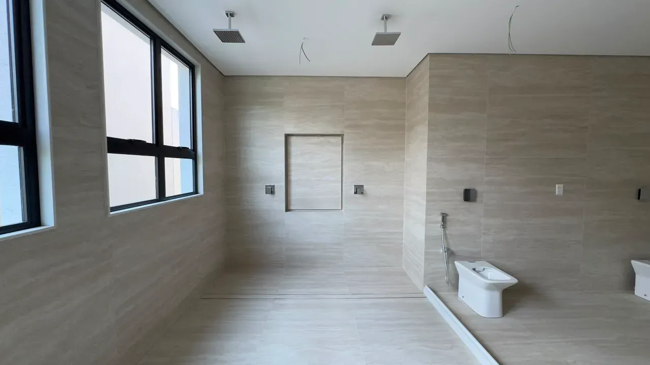 House with 5 bedrooms and floor-to-ceiling windows — photo 28