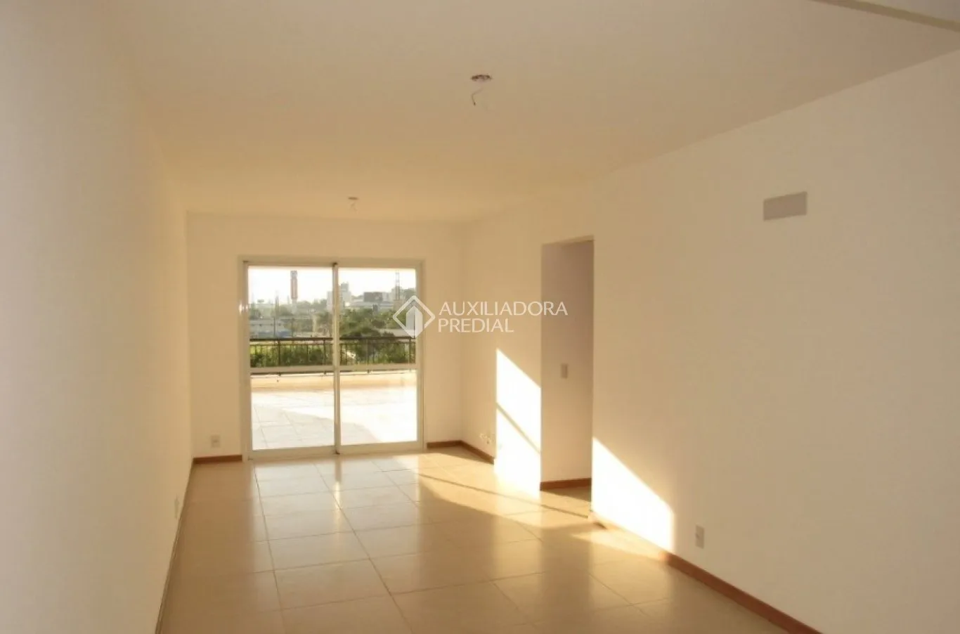 3-bedroom apartment with a closed kitchen and 337 m²