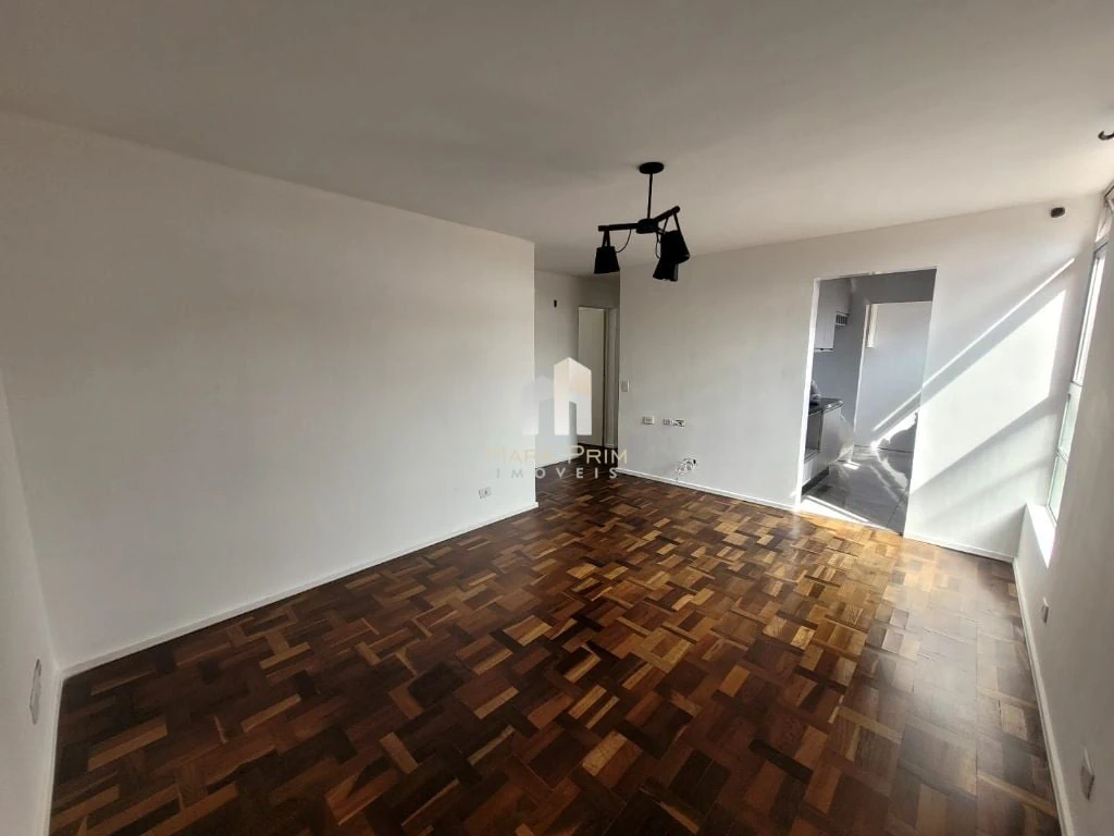 3-bedroom apartment with wood or laminate floors in Curitiba