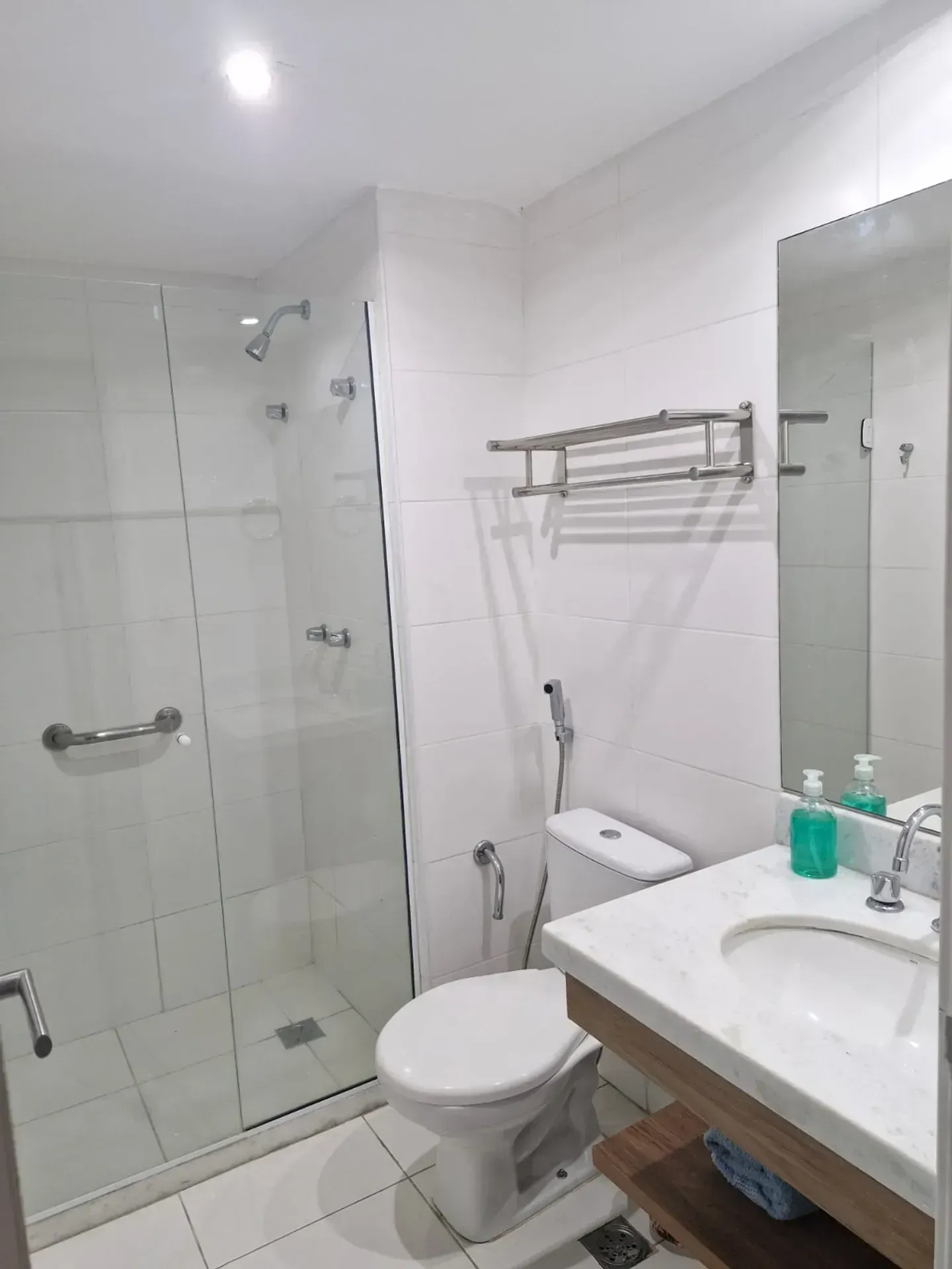 Apartamento com 2 quartos e varanda fechada de vidro — photo 15