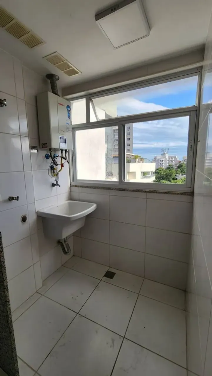 3-bedroom apartment with 4 bathrooms and a glass balcony — photo 4