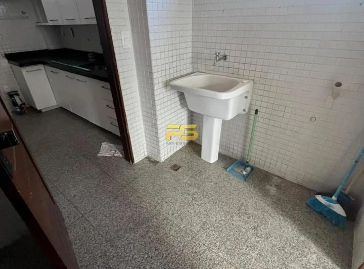 190 m² apartment with 4 bedrooms and a balcony — photo 4