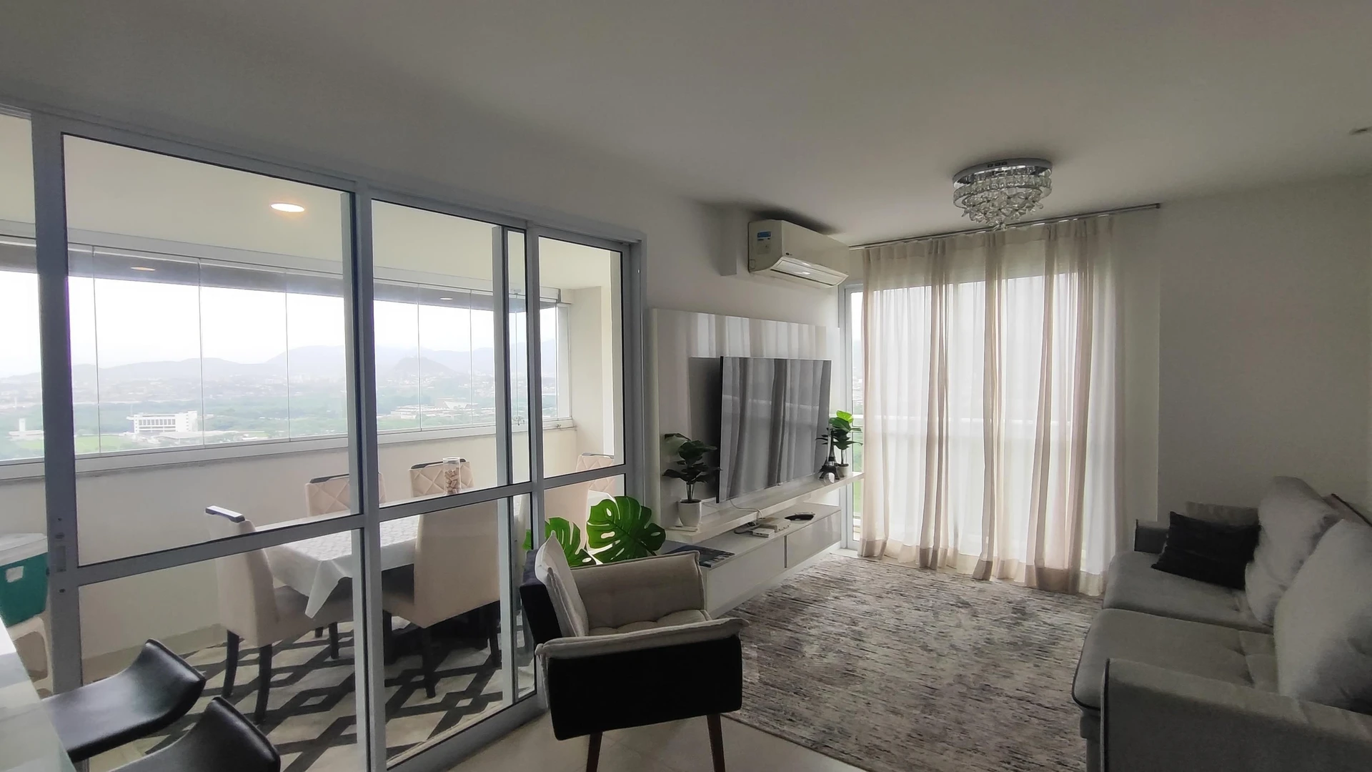 3-bedroom apartment with a glass-enclosed balcony — photo 11