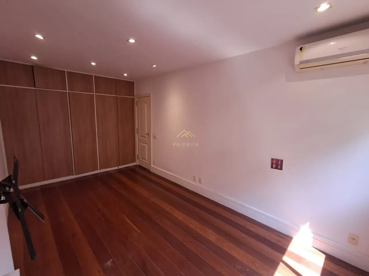 Floor-to-ceiling windows in a 4-bedroom apartment, 235 m² — photo 19