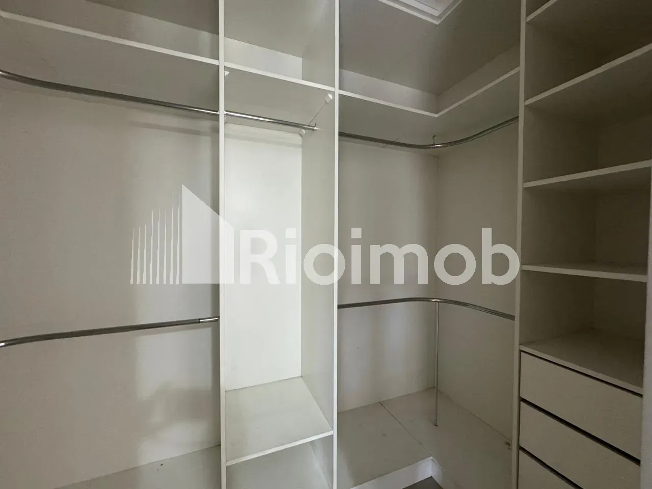4-bedroom apartment with a mountain view in Rio de Janeiro — photo 17
