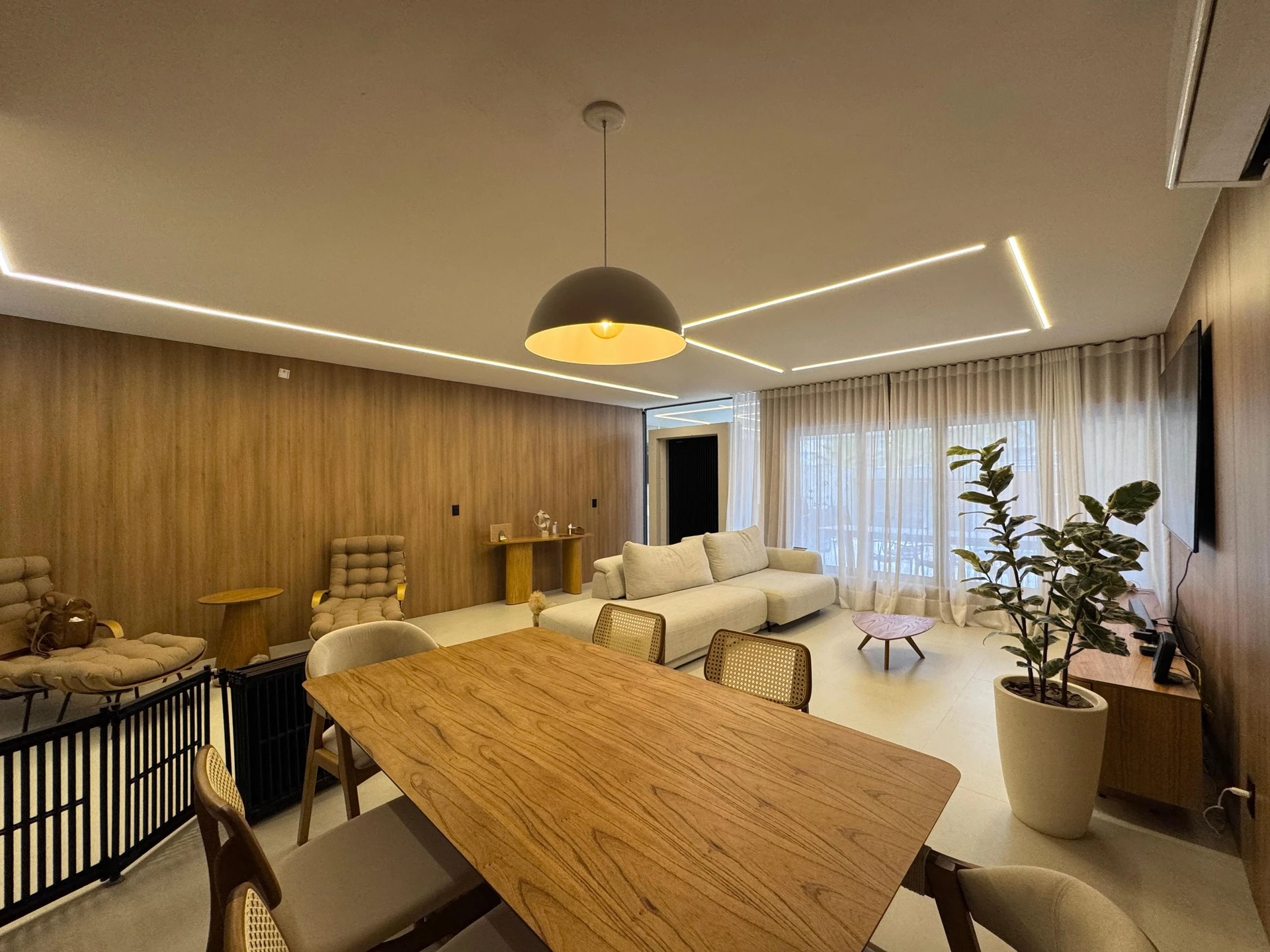 Будинок 280 м² із заскленим балконом та панорамними вікнами — photo 14