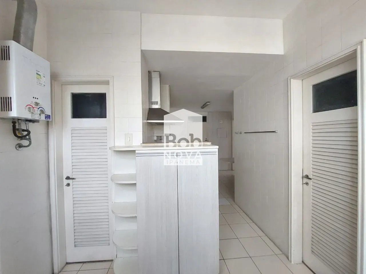 Unfurnished 161 m² apartment with a closed kitchen — photo 13