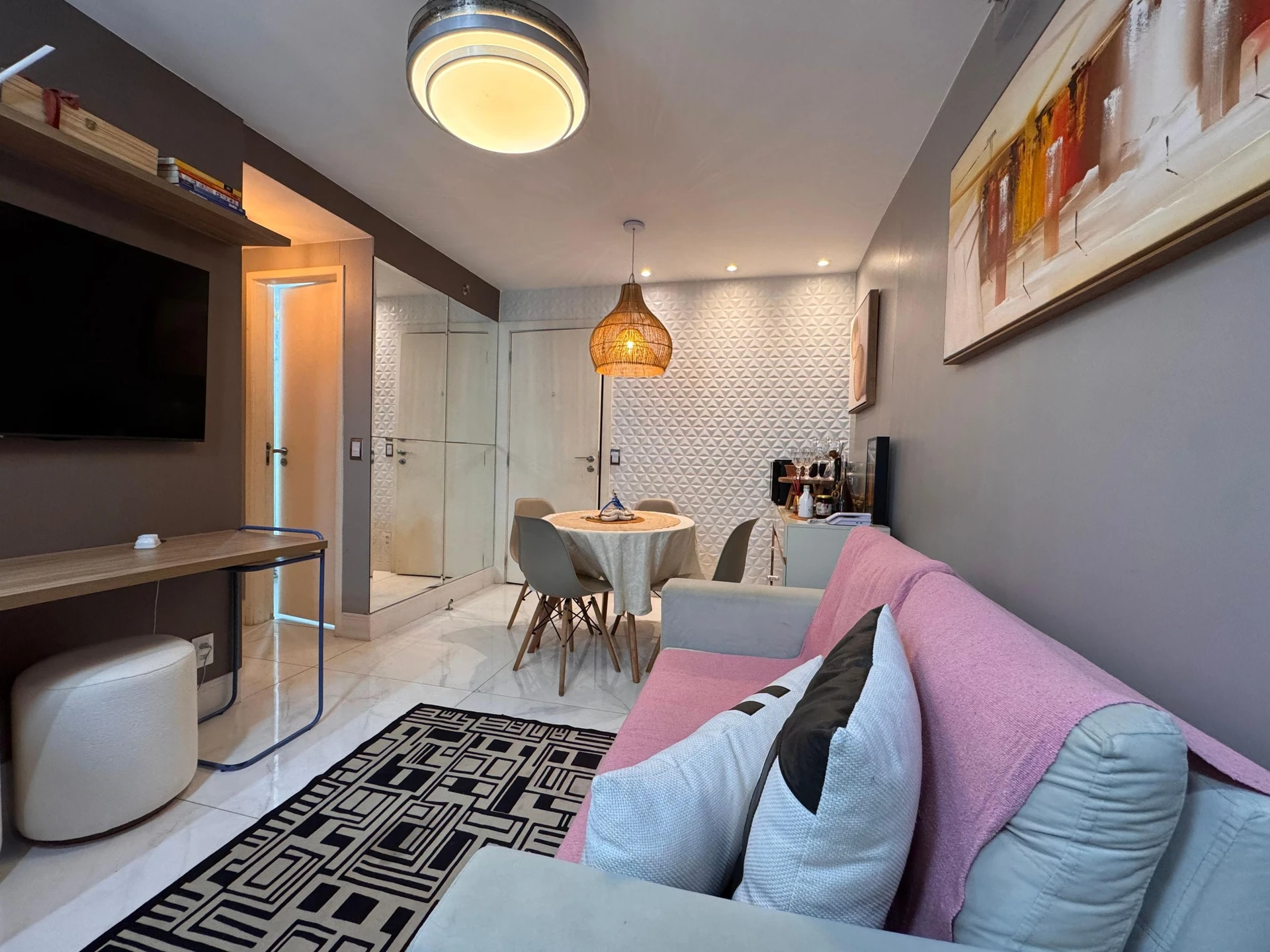 Furnished 1-bedroom apartment with a glass balcony — photo 20