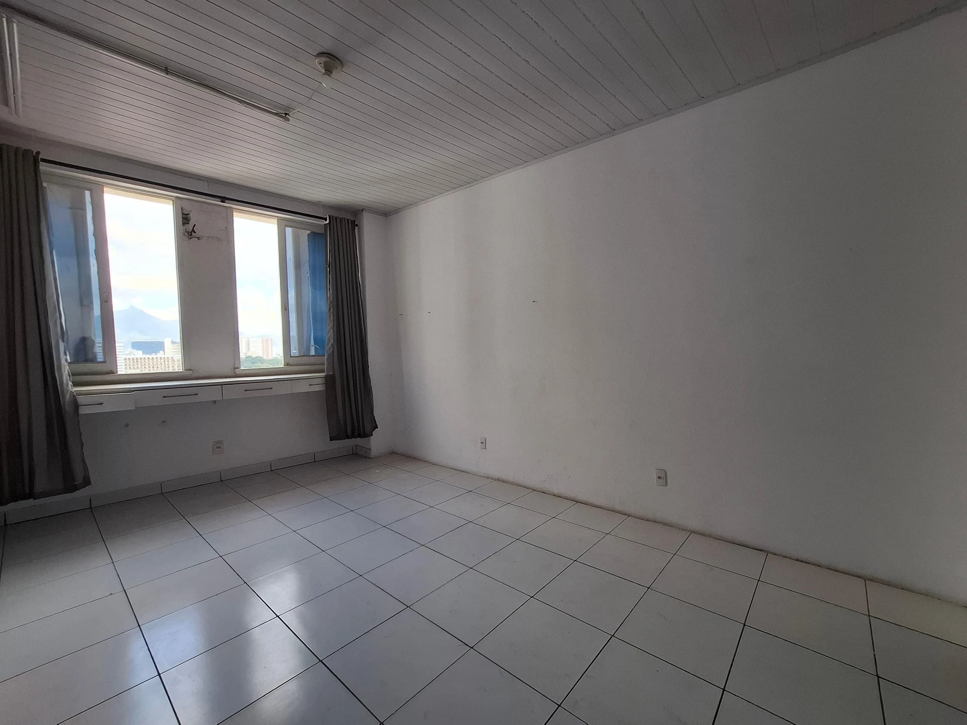1-bedroom apartment with a compact kitchenette corner — photo 5