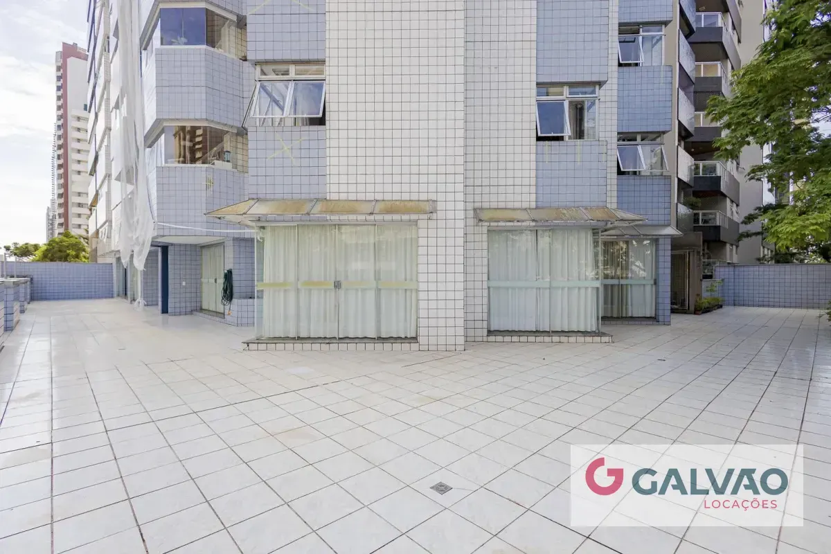 Glass-enclosed balcony in a 3-bedroom apartment, 116 m² — photo 4