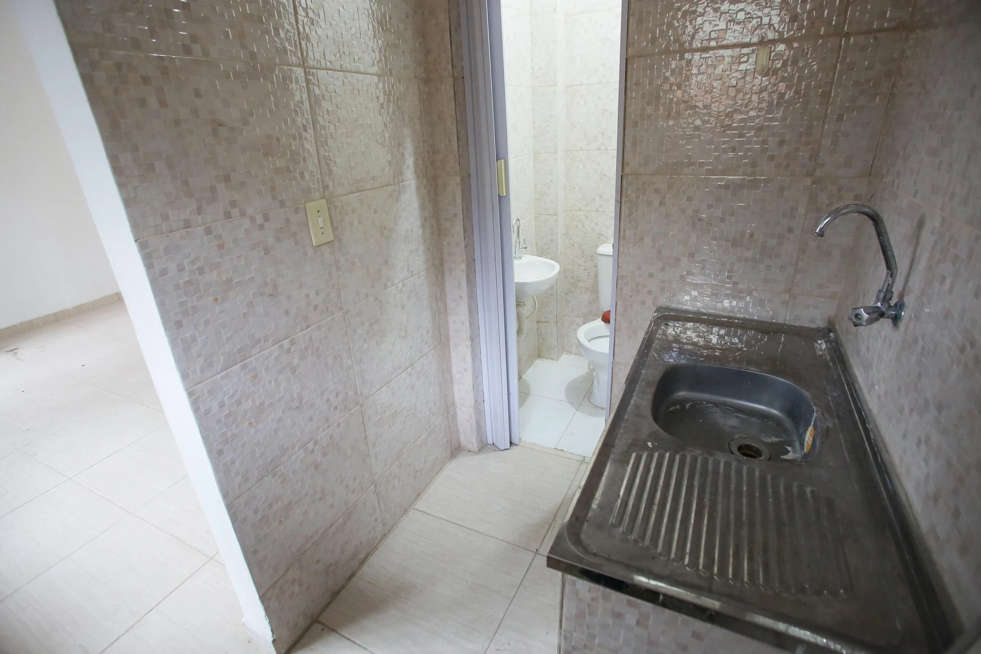 Unfurnished studio with 1 bedroom and 1 parking spot — photo 8