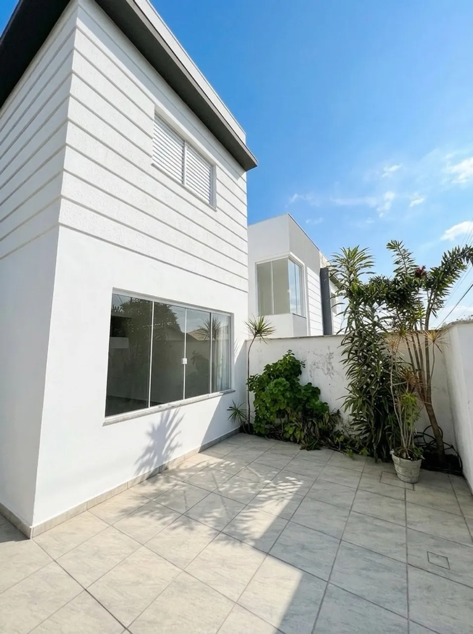 Balcony with a grill in a 2-bedroom house, 120 m² — photo 4