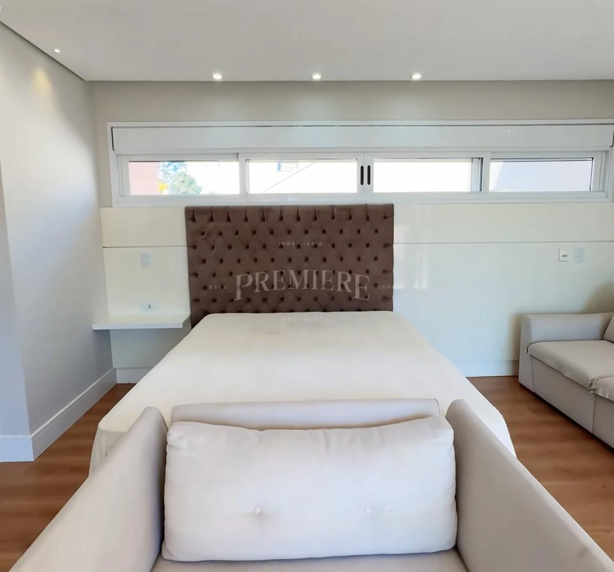4-bedroom house with a glass-enclosed balcony in Curitiba — photo 22