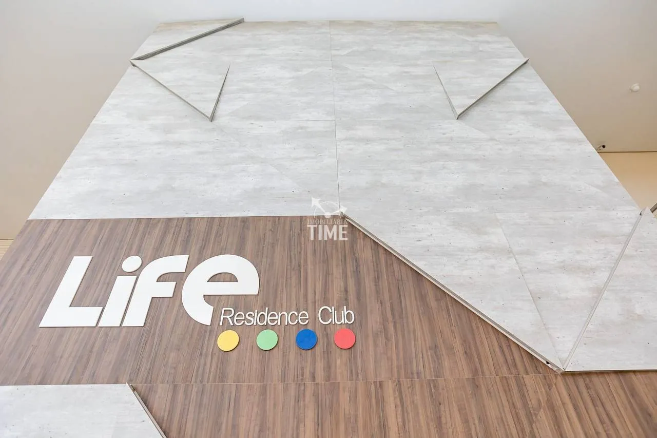 Wood or laminate floors in a 3-bedroom apartment, 78 m² — photo 53