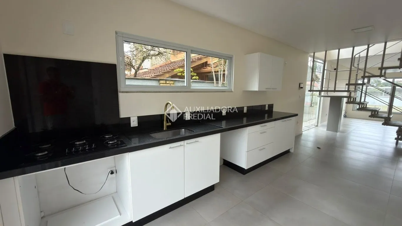 Balcony with a grill in a 4-bedroom house, 120 m² — photo 14