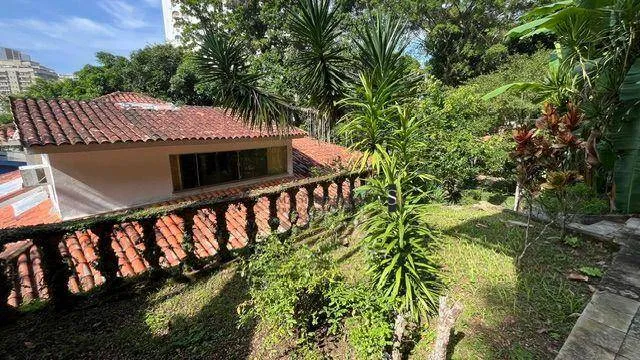 Furnished house, 395 m², with a glass-enclosed balcony — photo 53