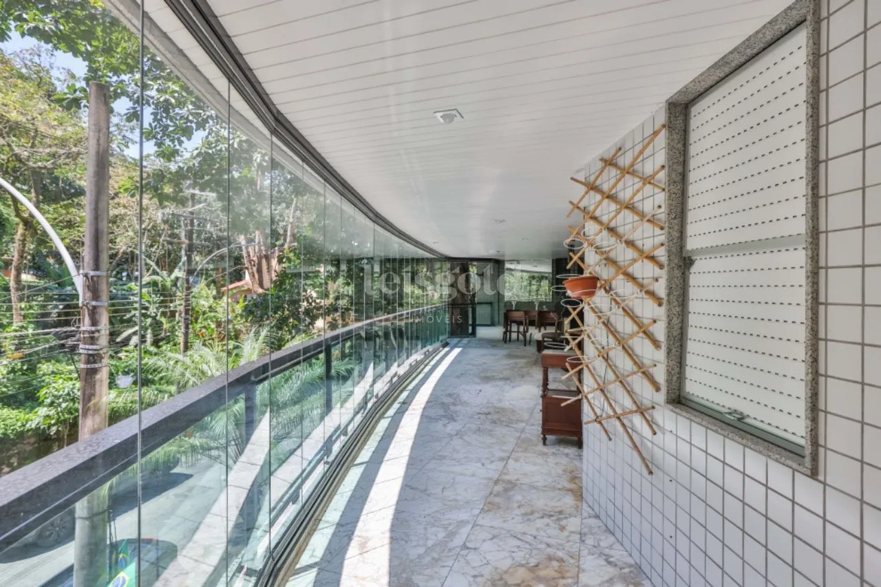 Floor-to-ceiling windows in a 2-bedroom apartment, 230 m² — photo 32